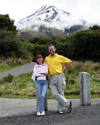 Der Mount Taranaki - mal ohne Wolken, dafr mit Heike und mir